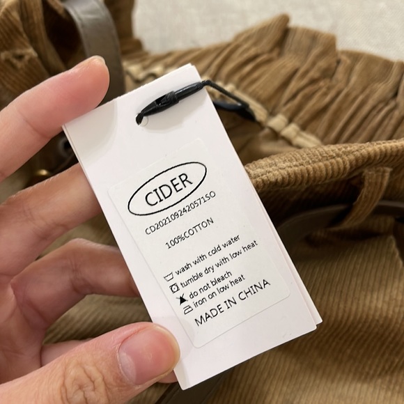 CIDER High waisted shorts with belt - Picture 3 of 4